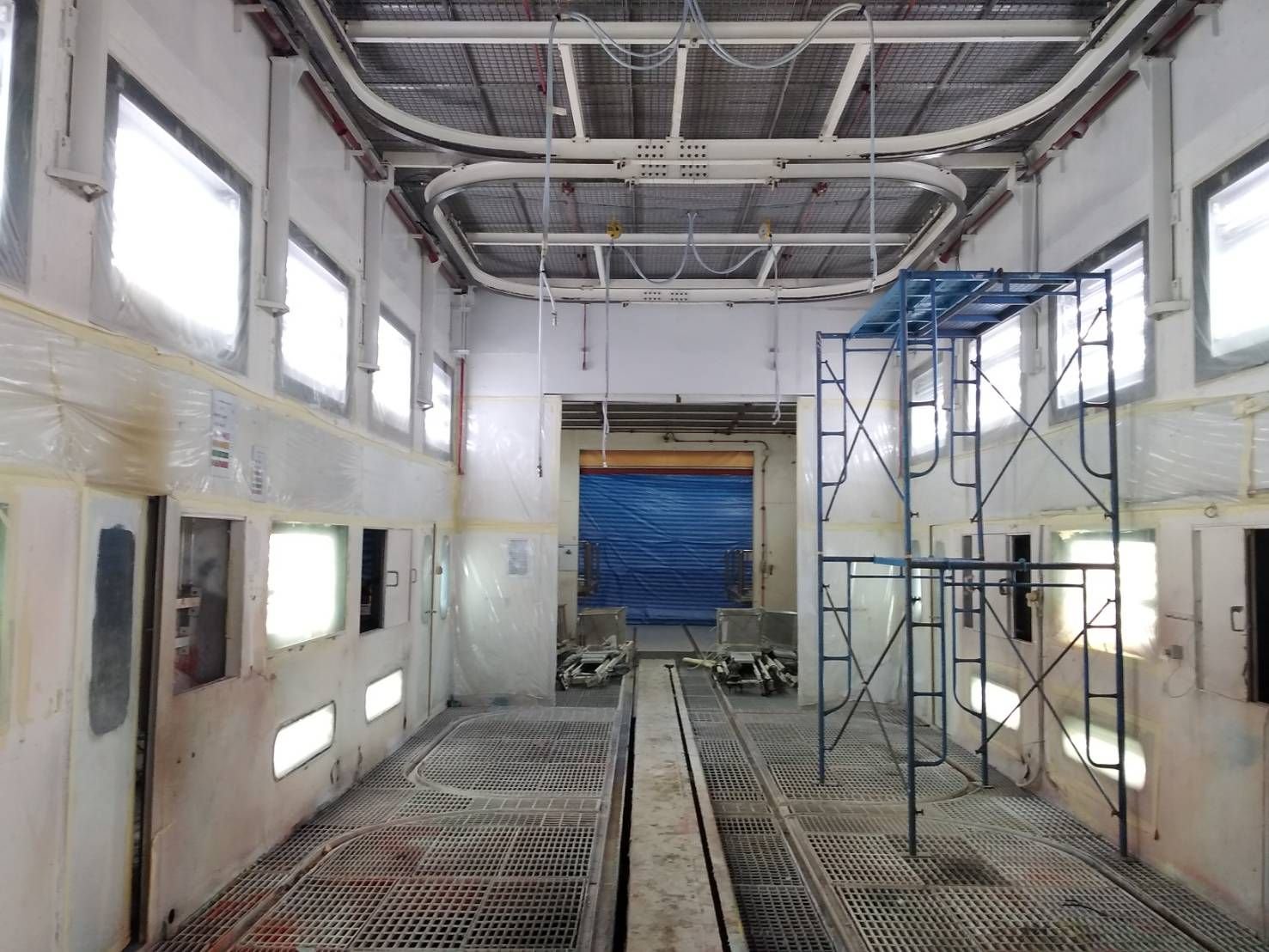 Spray booth with a rail track in the floor
